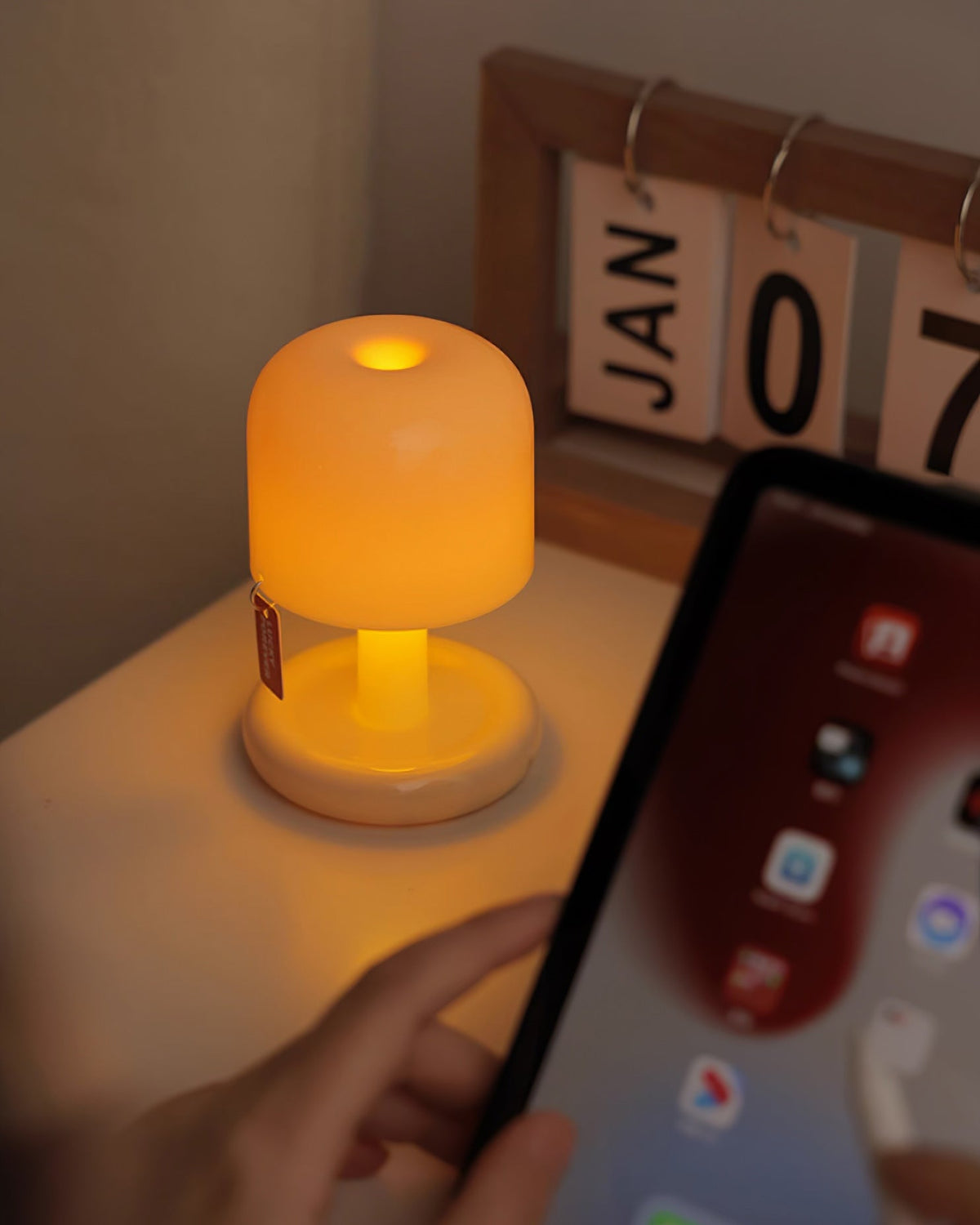Contemporary Acrylic Rounded Base Table Lamp 1-Light
