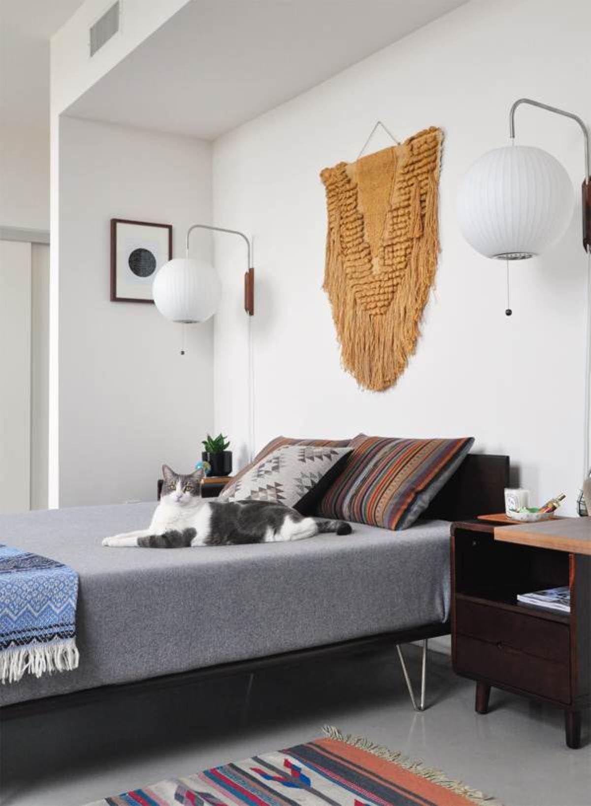 Contemporary Polymer Pull Chain Wall Light 1-Light